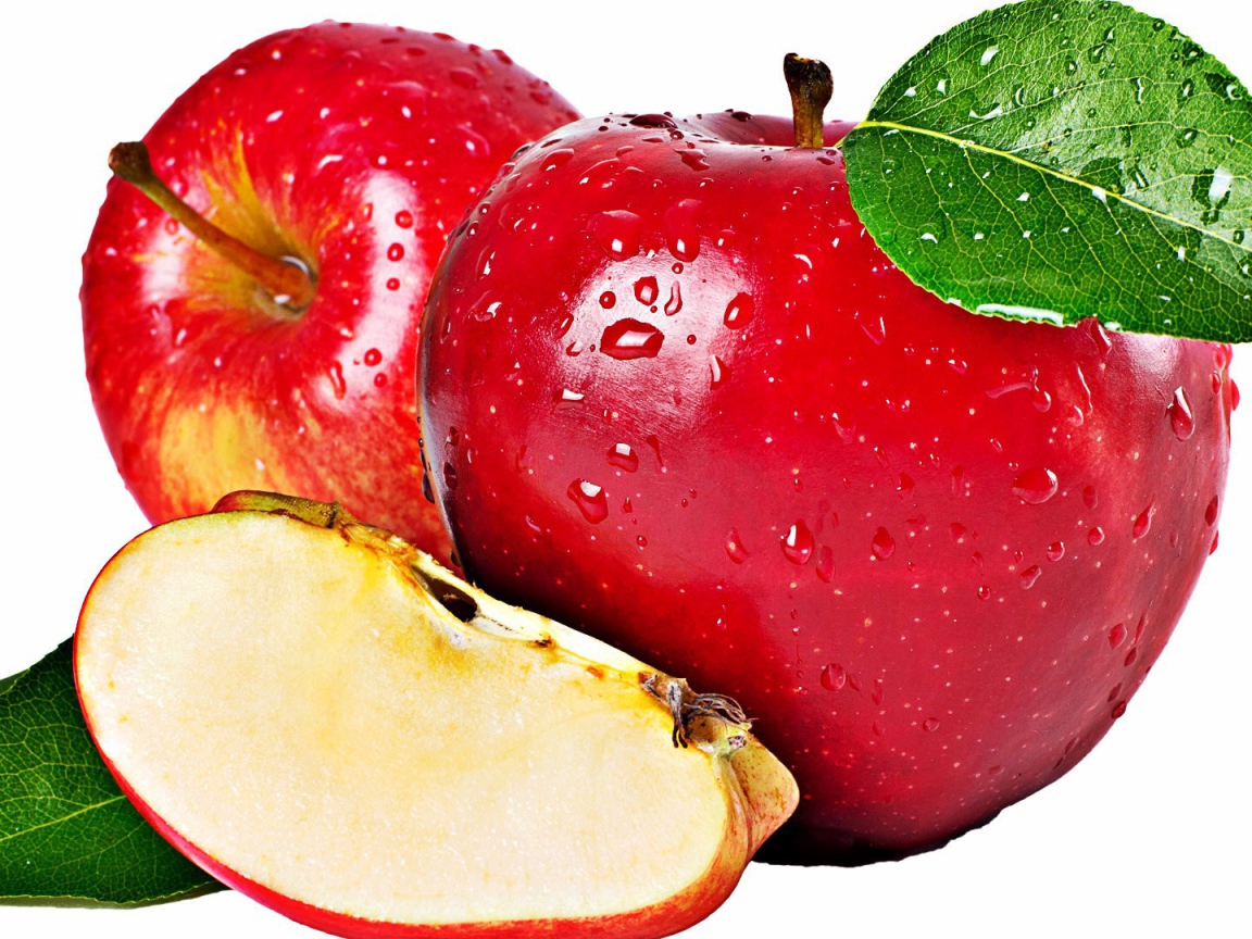 Ломтик спелого красного яблока