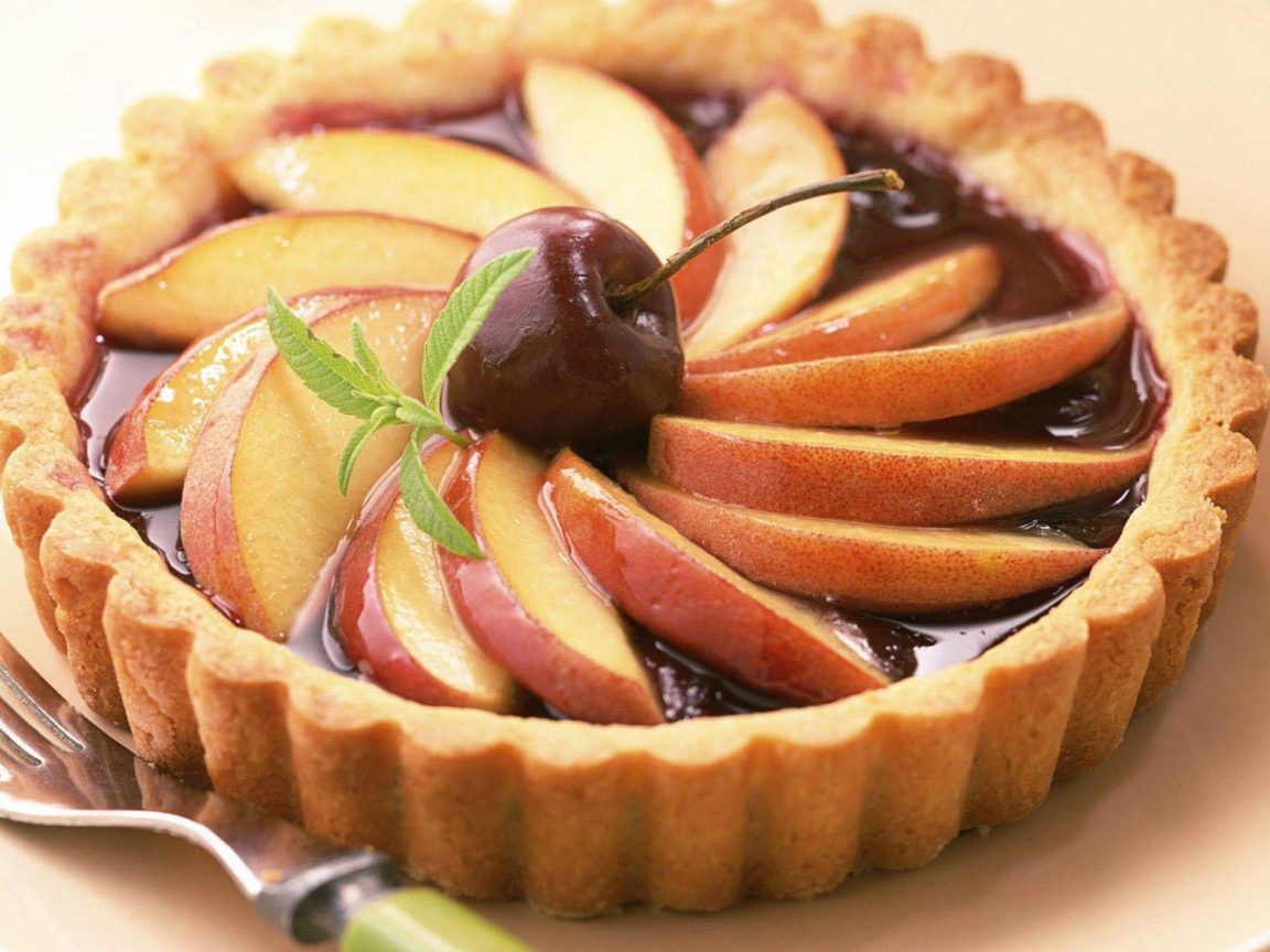 Вишня на яблочном десерте