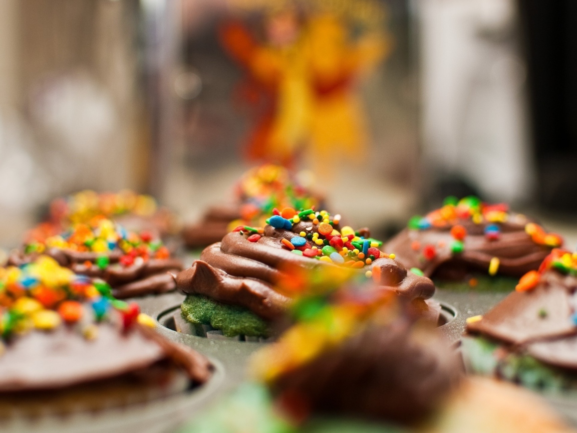 Цветная посыпка на шоколадных кексах