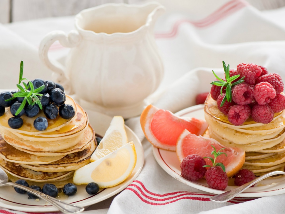 Вкусные блинчики с малиной и голубикой