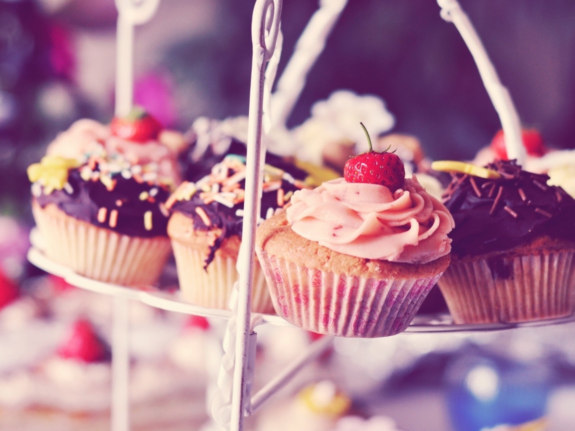 Фруктовые кексы на столе