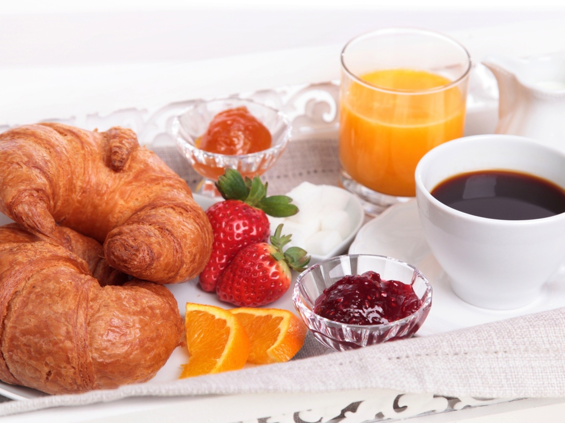 Фруктовые круассаны с соком и кофе