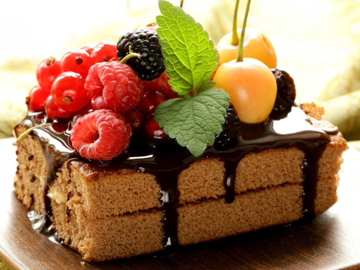 Ягоды и фрукты на шоколадном бисквите