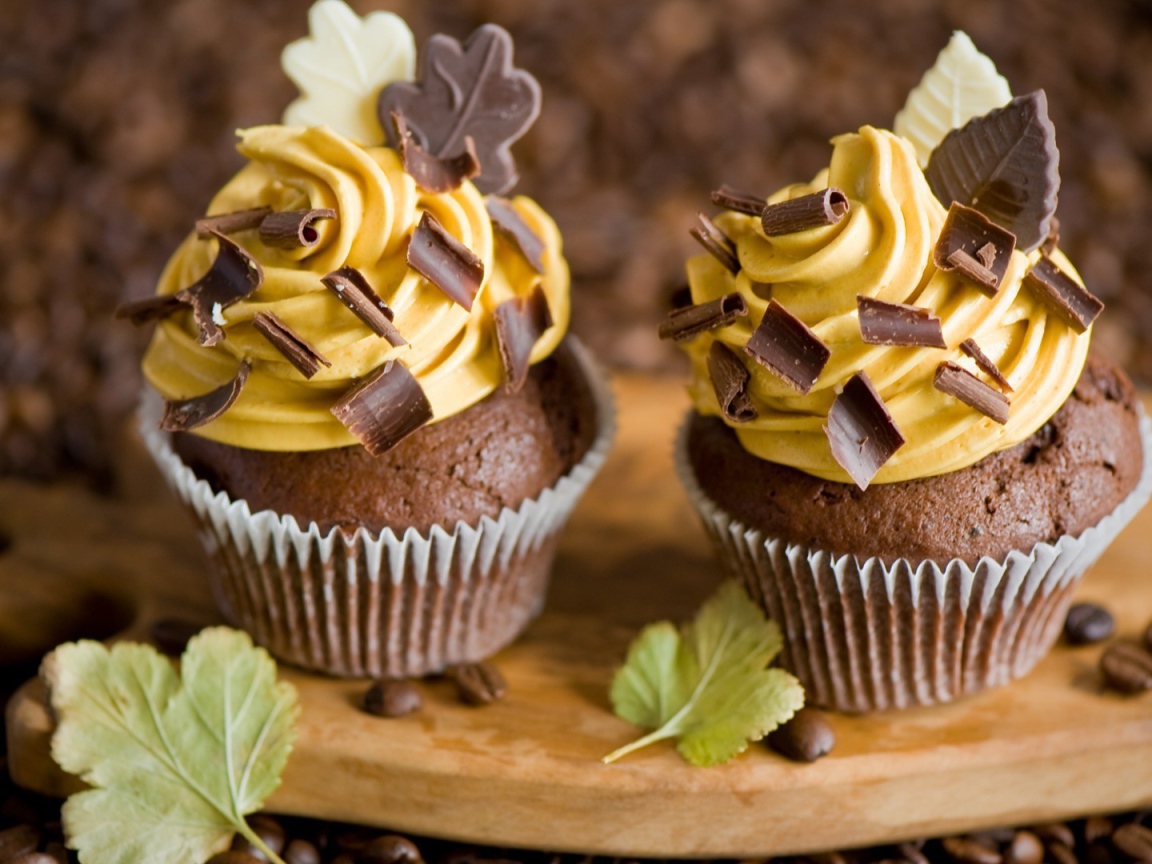 Розочка из крема на шоколадном кексе