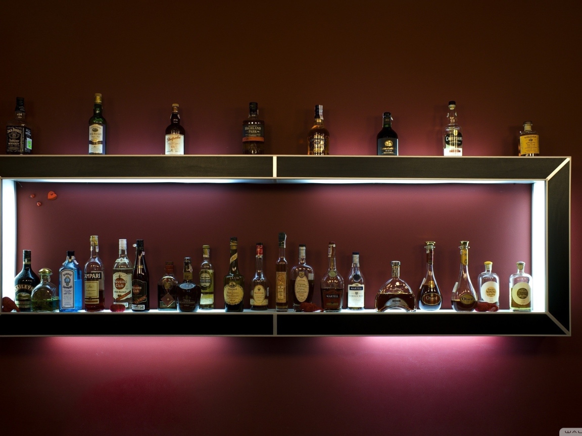 Бар с алкоголем на стене