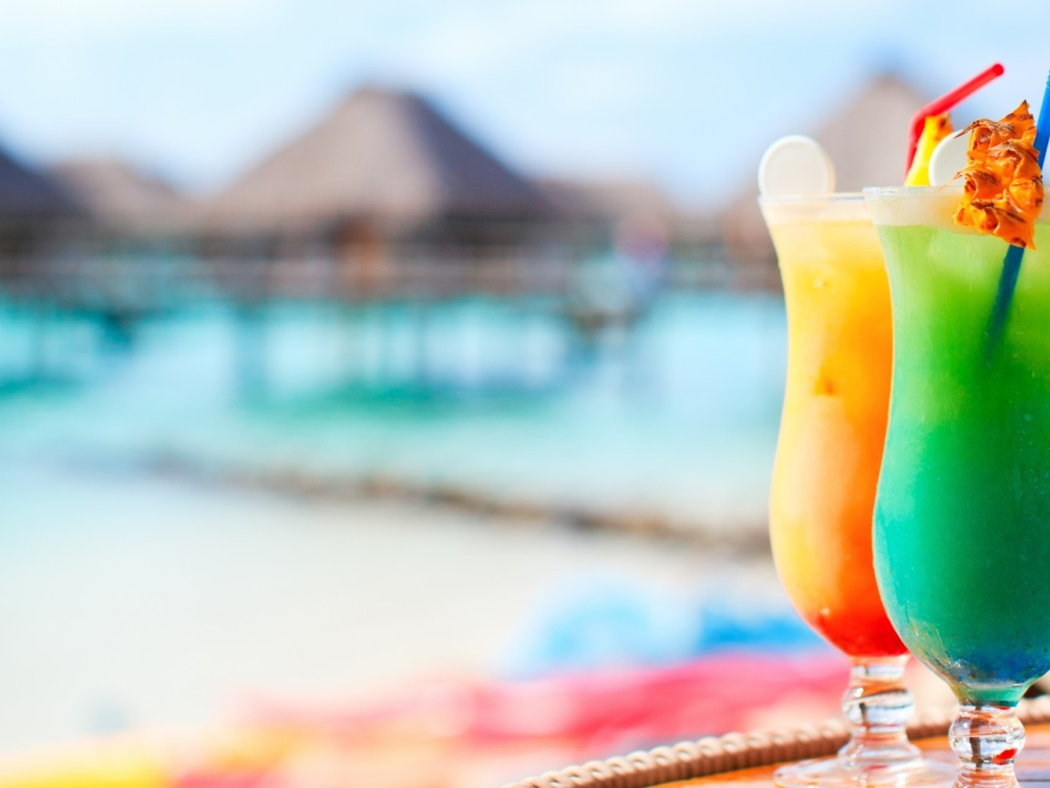 Яркие тропические коктейли с трубочками