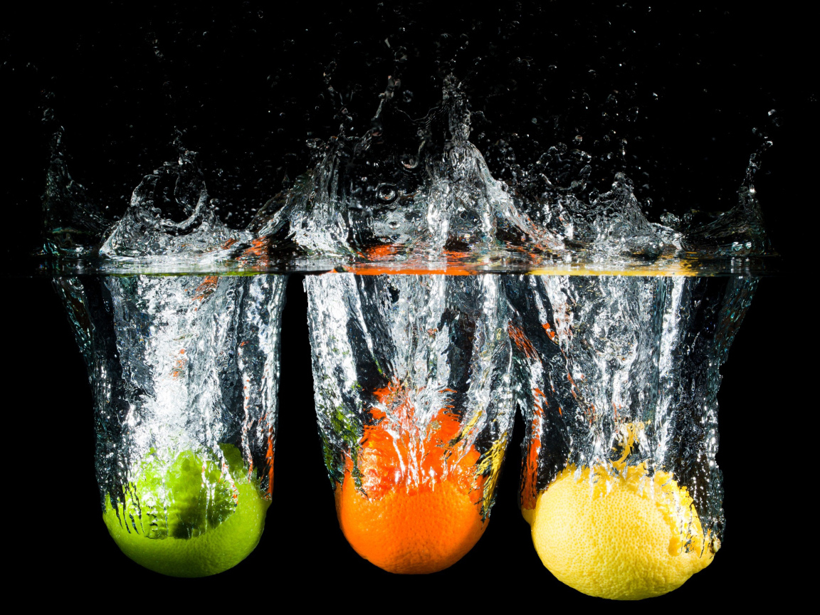 Цитрусы в брызгах воды