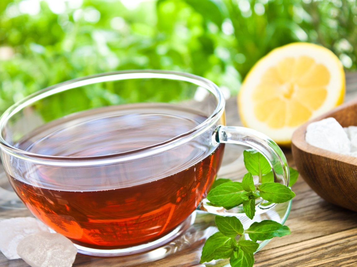Чай с мятой в стеклянной чашке