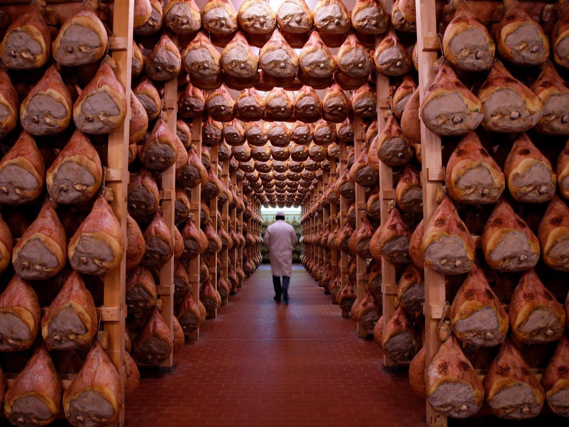 Холодильник с окороками