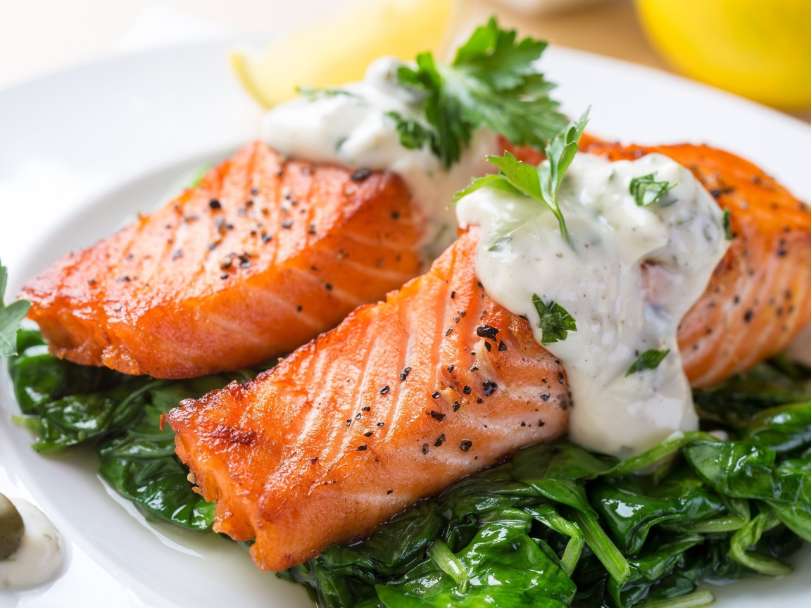 Красная рыба со шпинатом и соусом