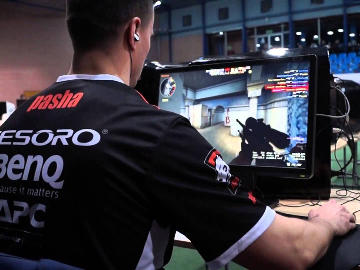 Геймер за компьютером, Virtus Pro