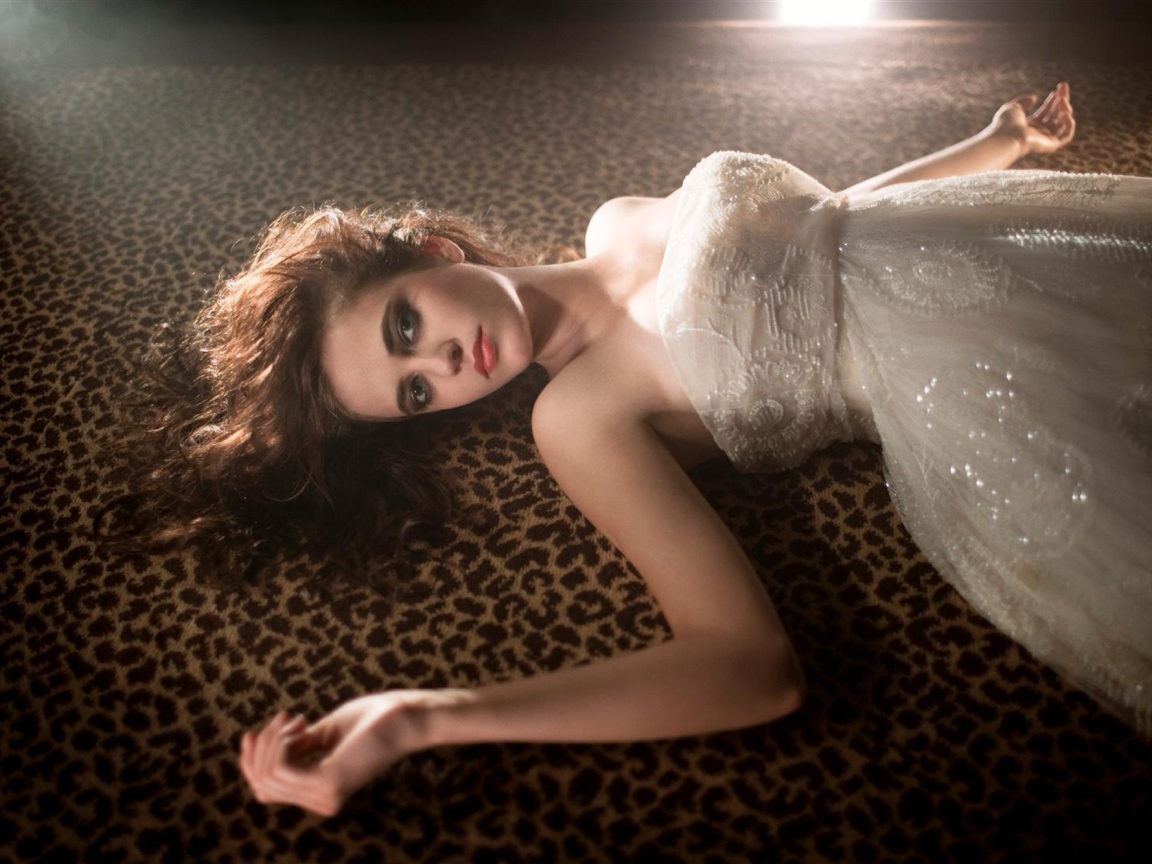 Актриса Ева Грин в белом платье