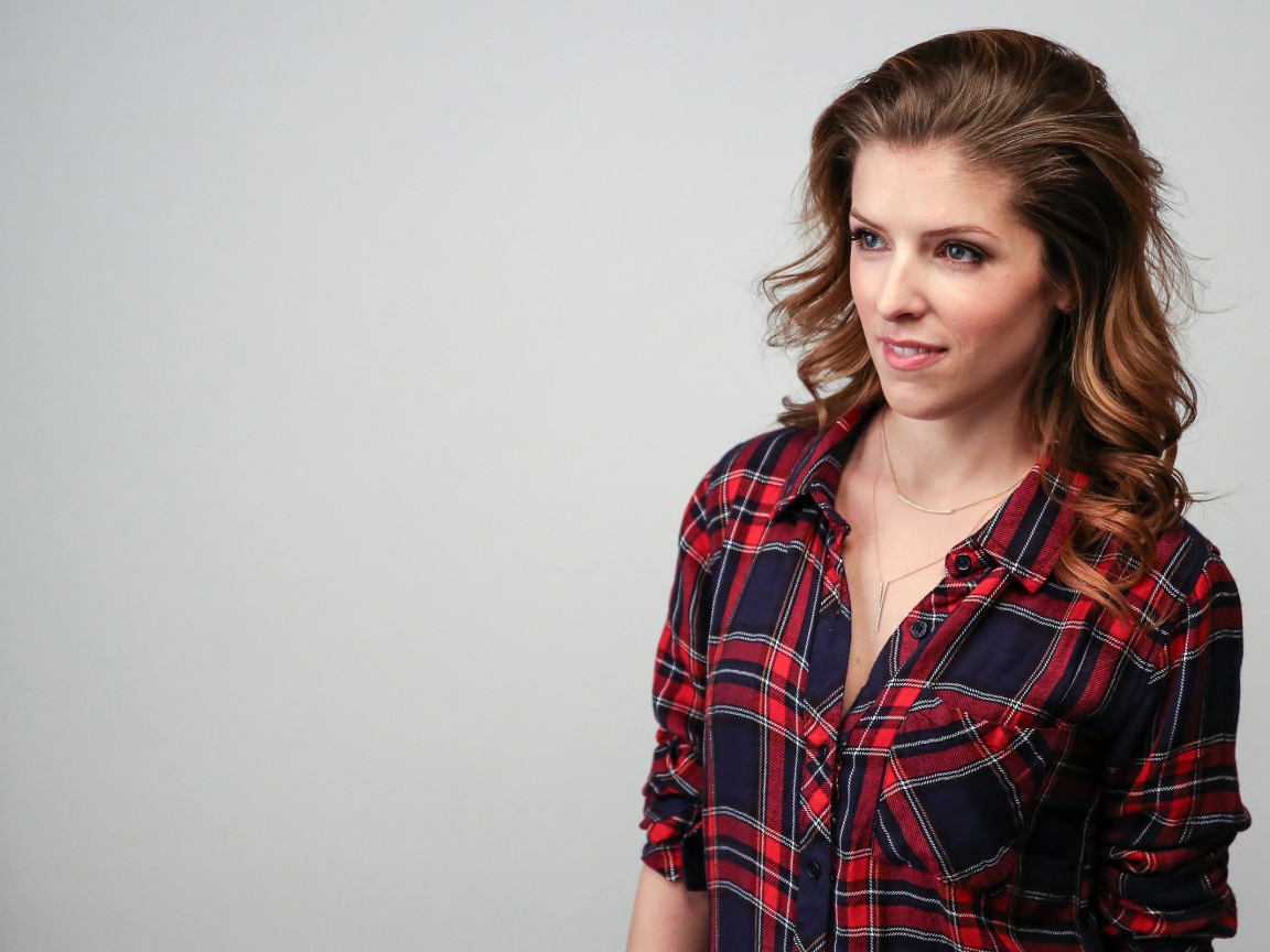 Анна Кендрик в клетчатой рубашке