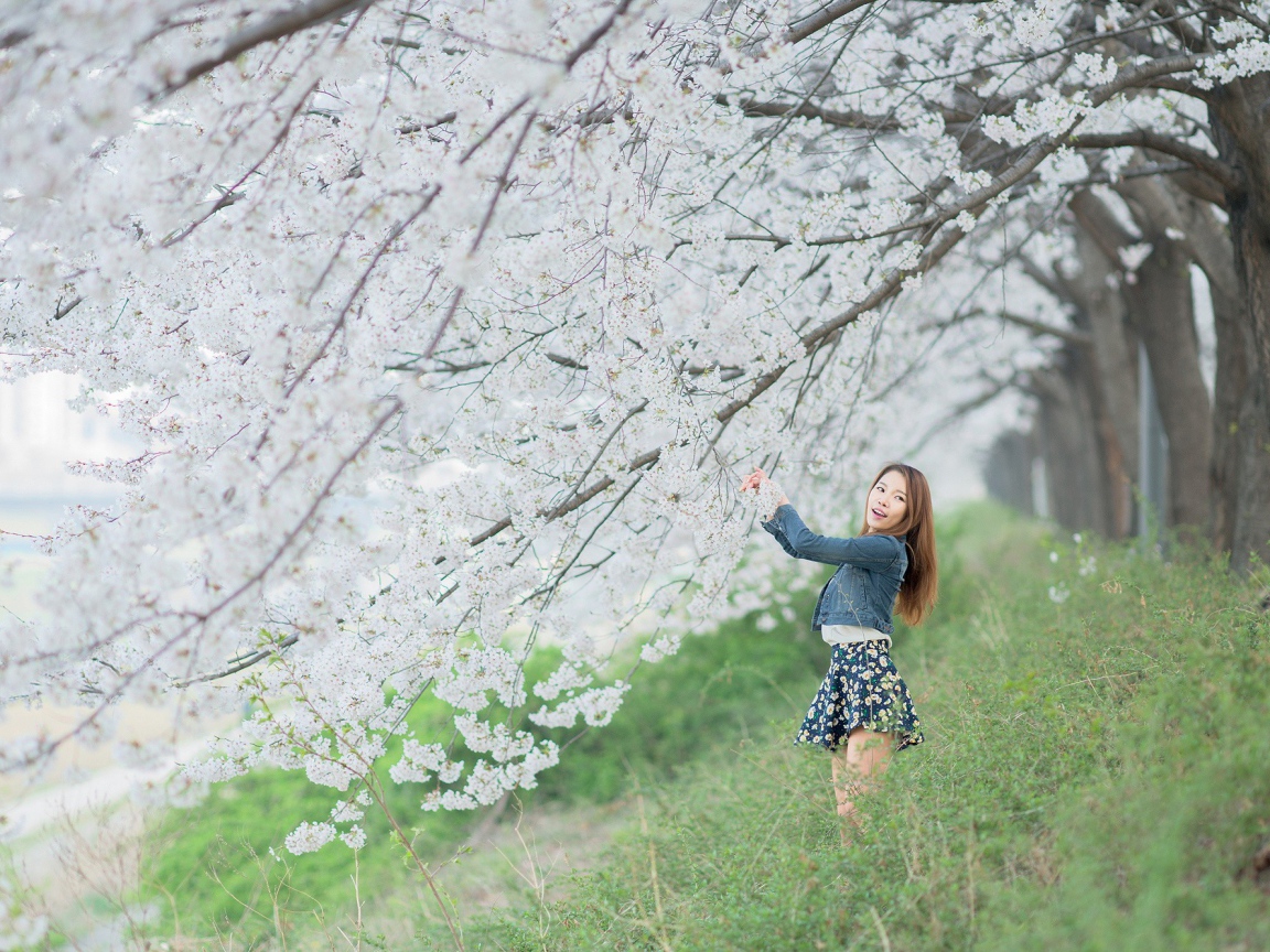Азиатская девушка радуется весенним цветам