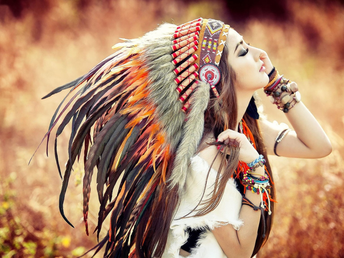 Азиатка в индейском наряде