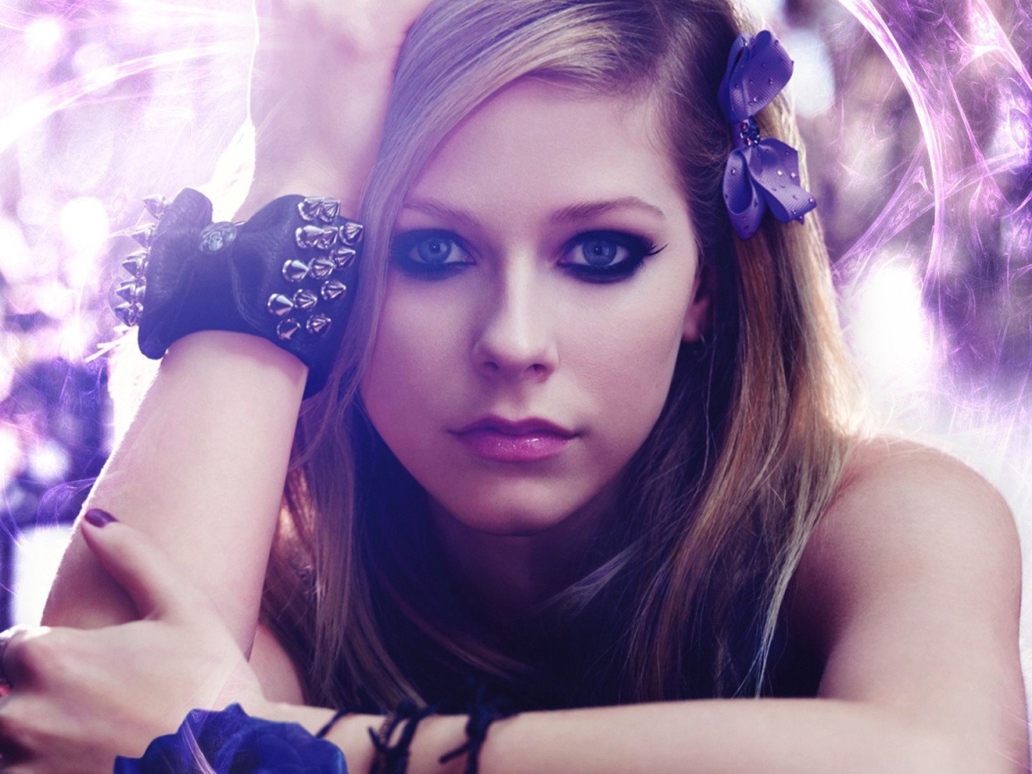 Аврил Лавин в фиолетовых тонах