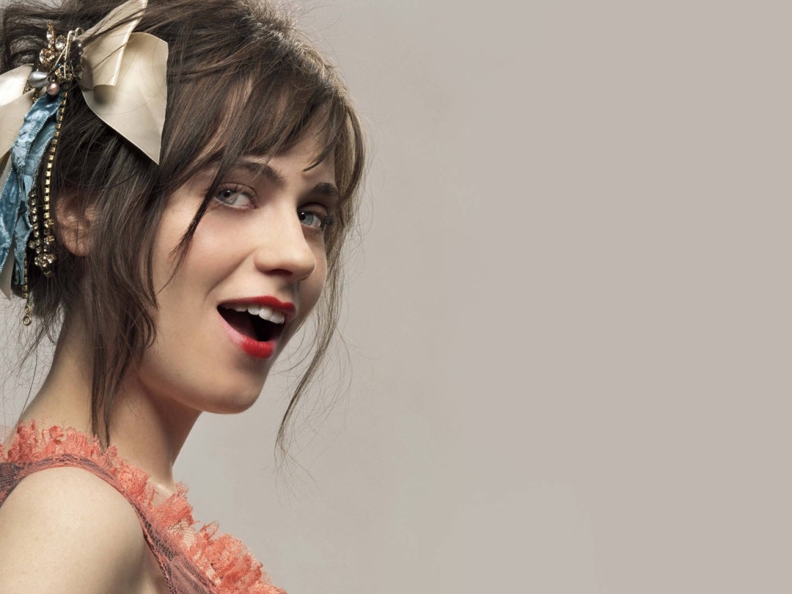 Красивая девушка Зоуи Дешанель