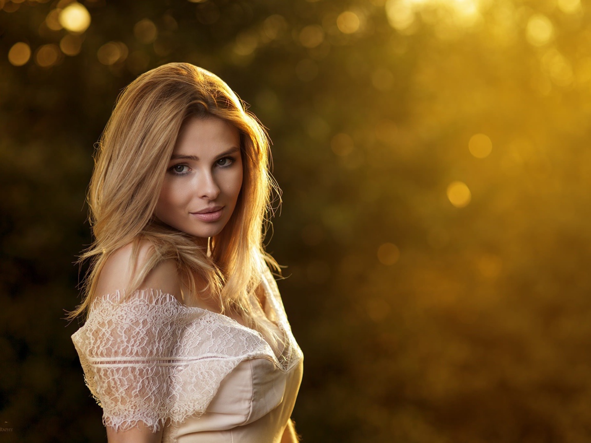 Красивая блондинка, портрет