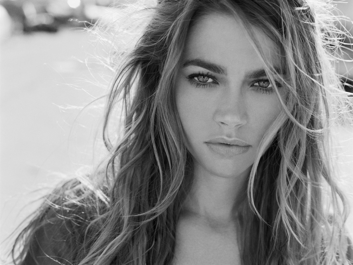 Черно белое фото Дениз Ричардс