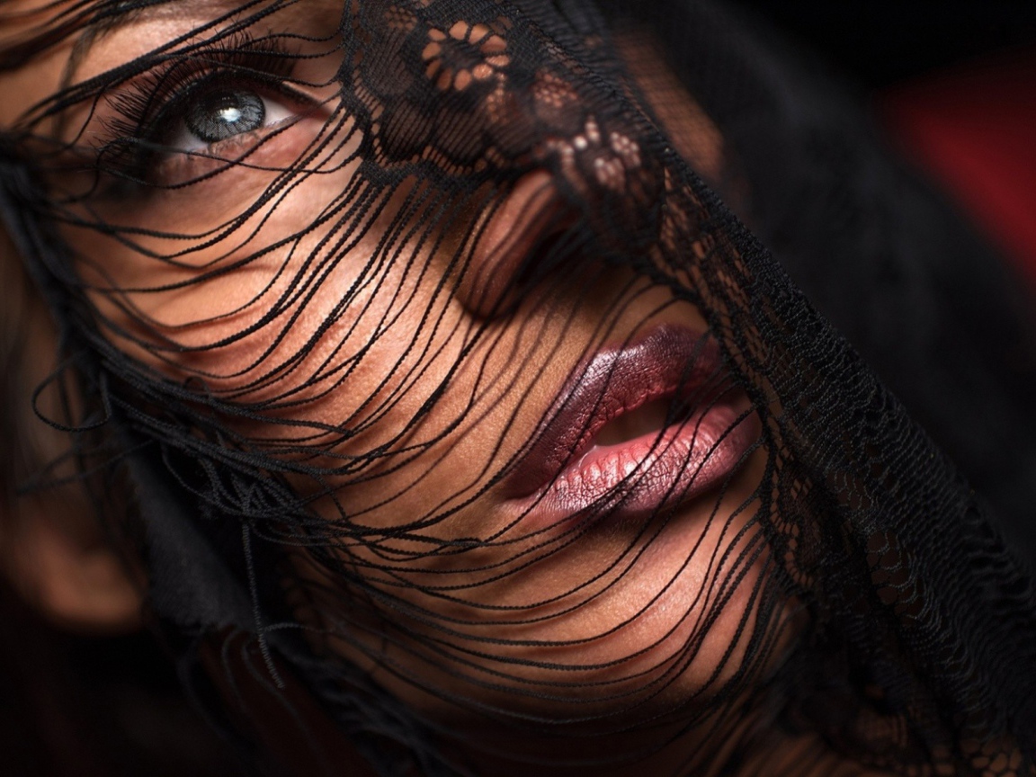 Черная кружевная ткань на лице девушки