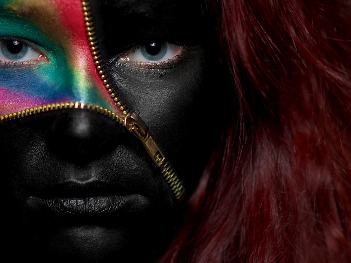 Черный грим на лице у девушки