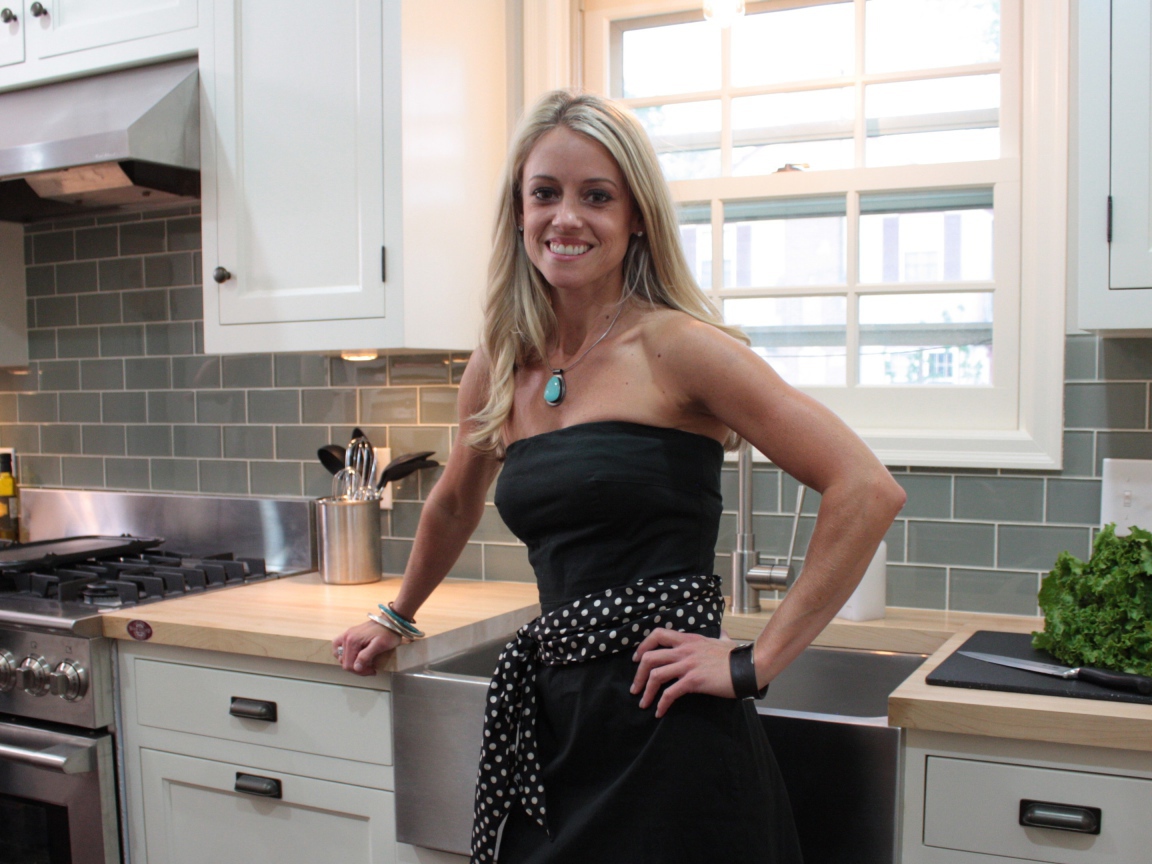 Блондинка Николь Кертис на кухне