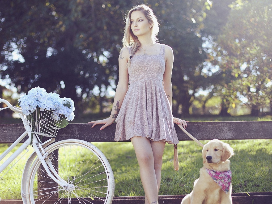 Блондинка с тату на руке выгуливает собаку