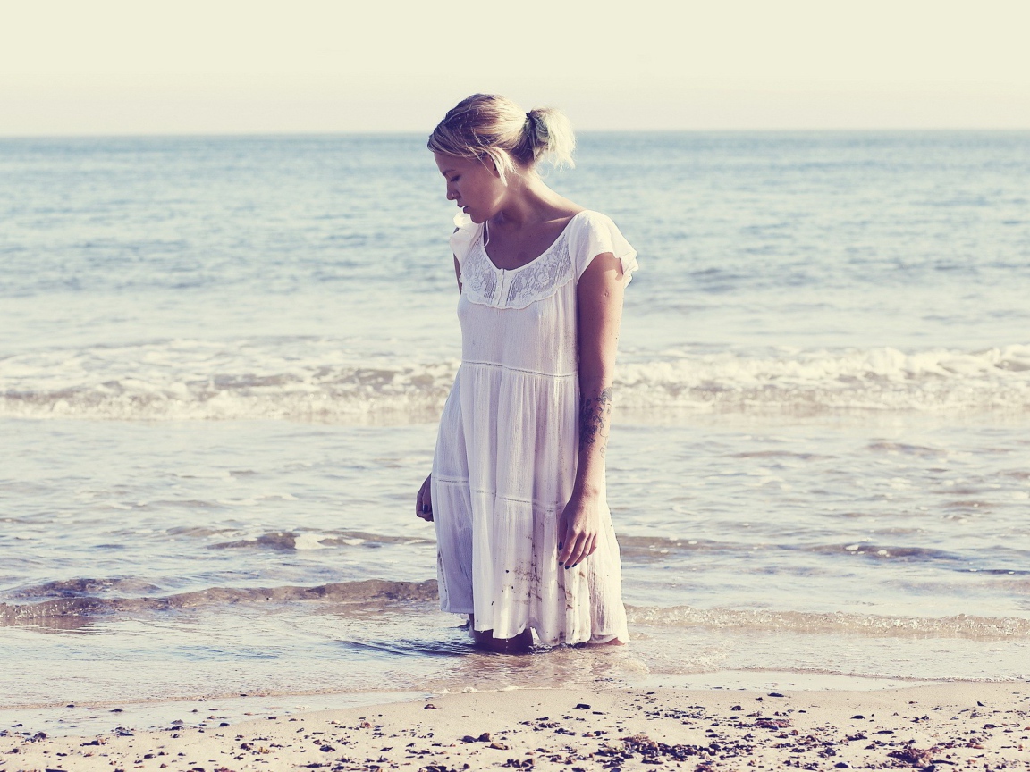 Блондинка стоит в воде