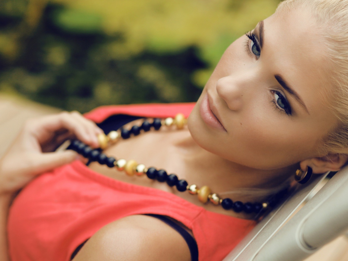 Блондинка с ожерельем на шее