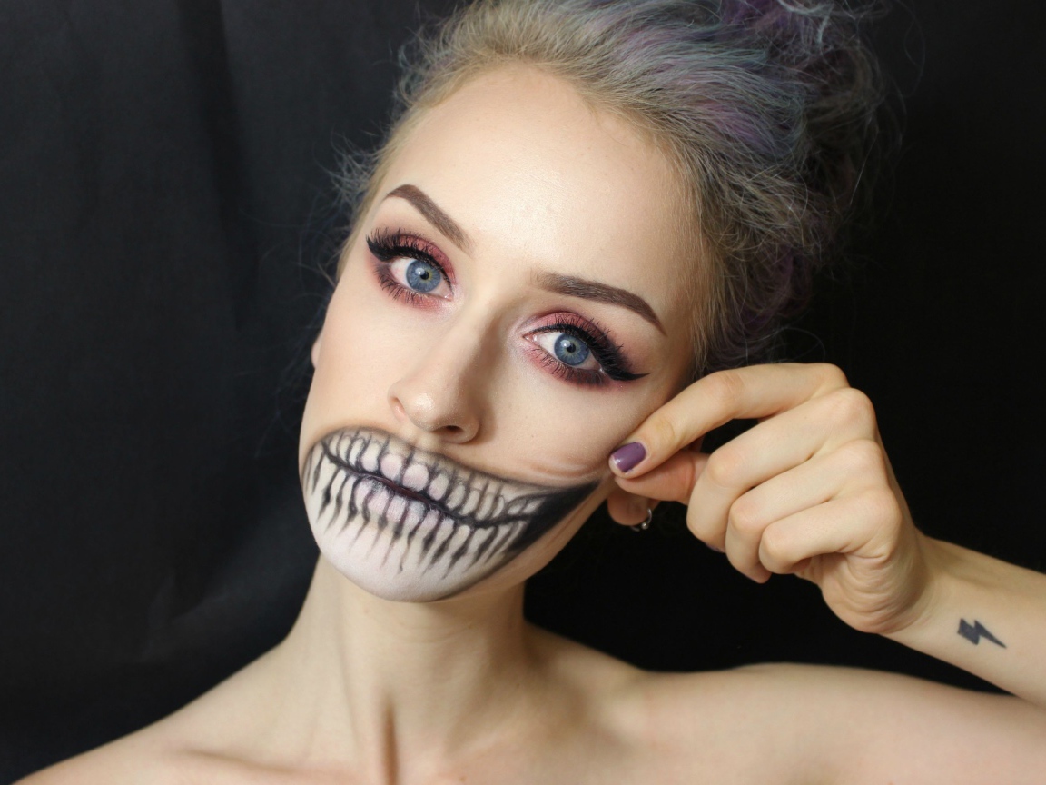 Бодиарт на лице девушки зубы