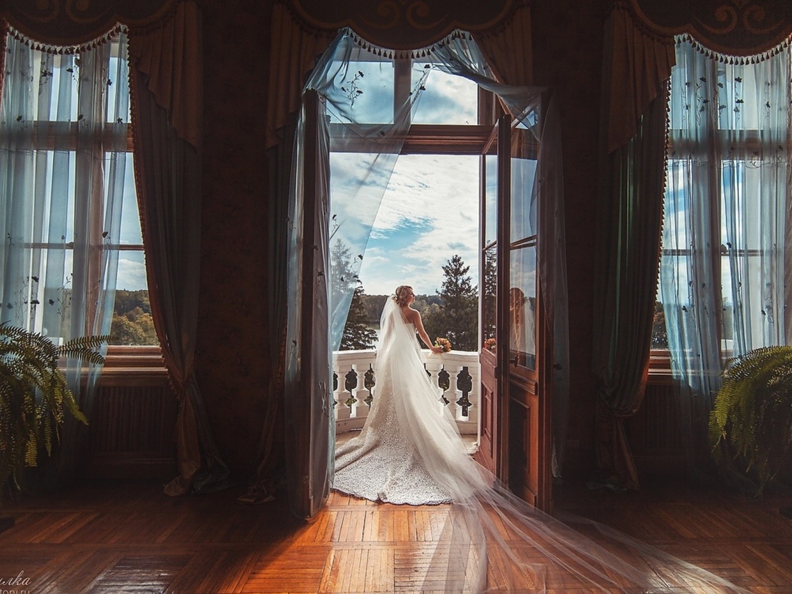 Невеста стоит на балконе
