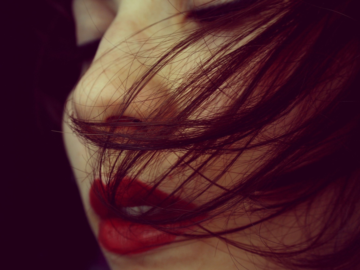 Каштановые волосы на лице у девушки