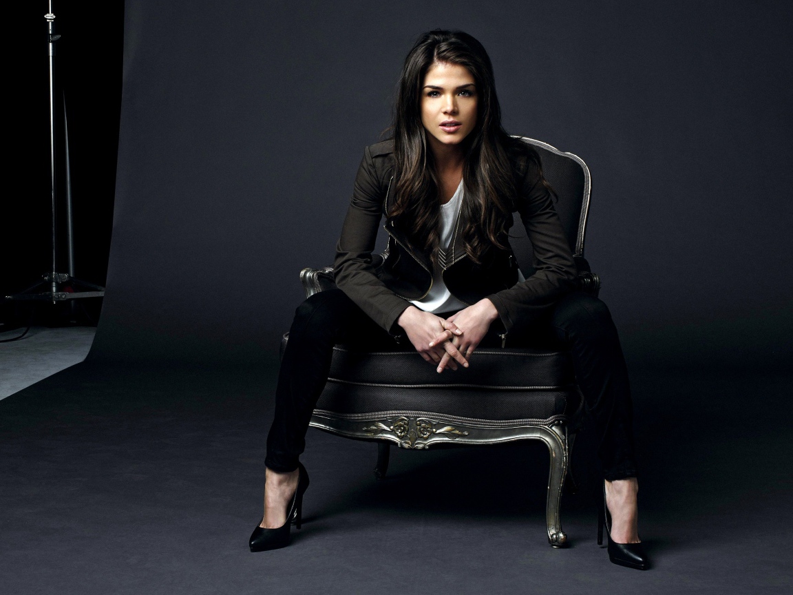 Девушка брюнтека Мария Авгеропулос