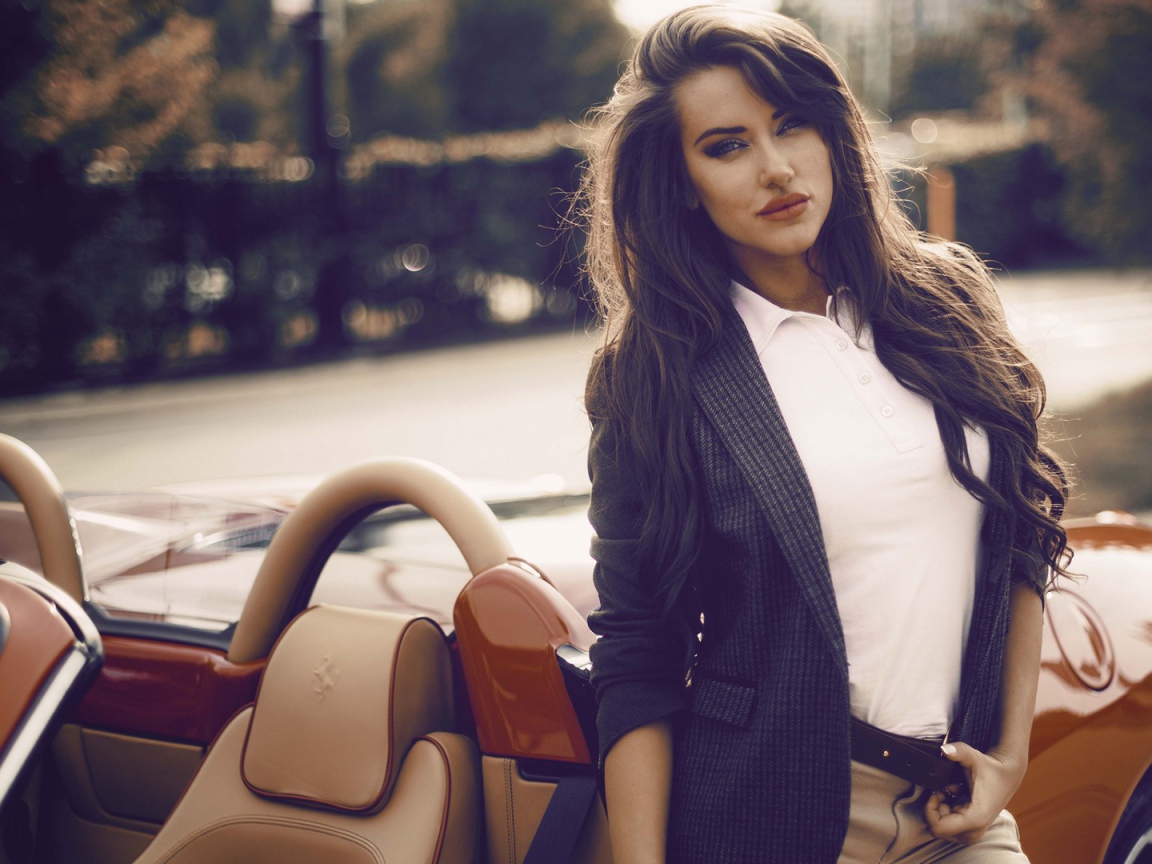 Девушка брюнетка у кабриолета Феррари