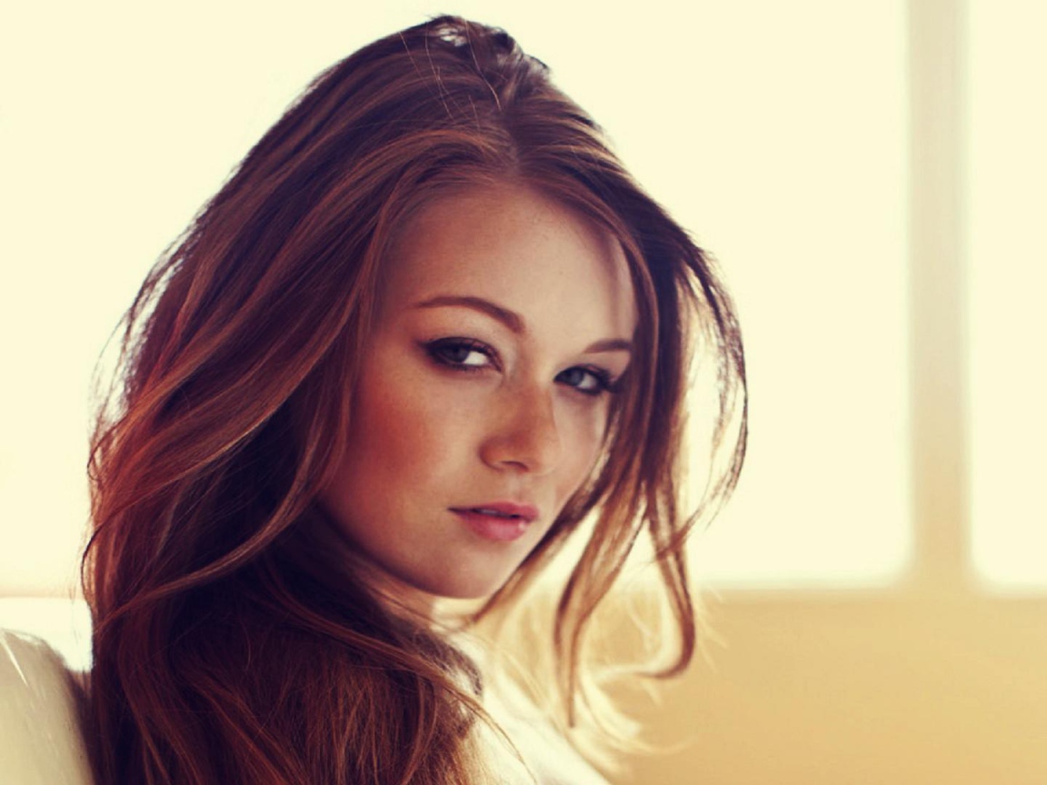 Модель брюнетка Лианна Деккер