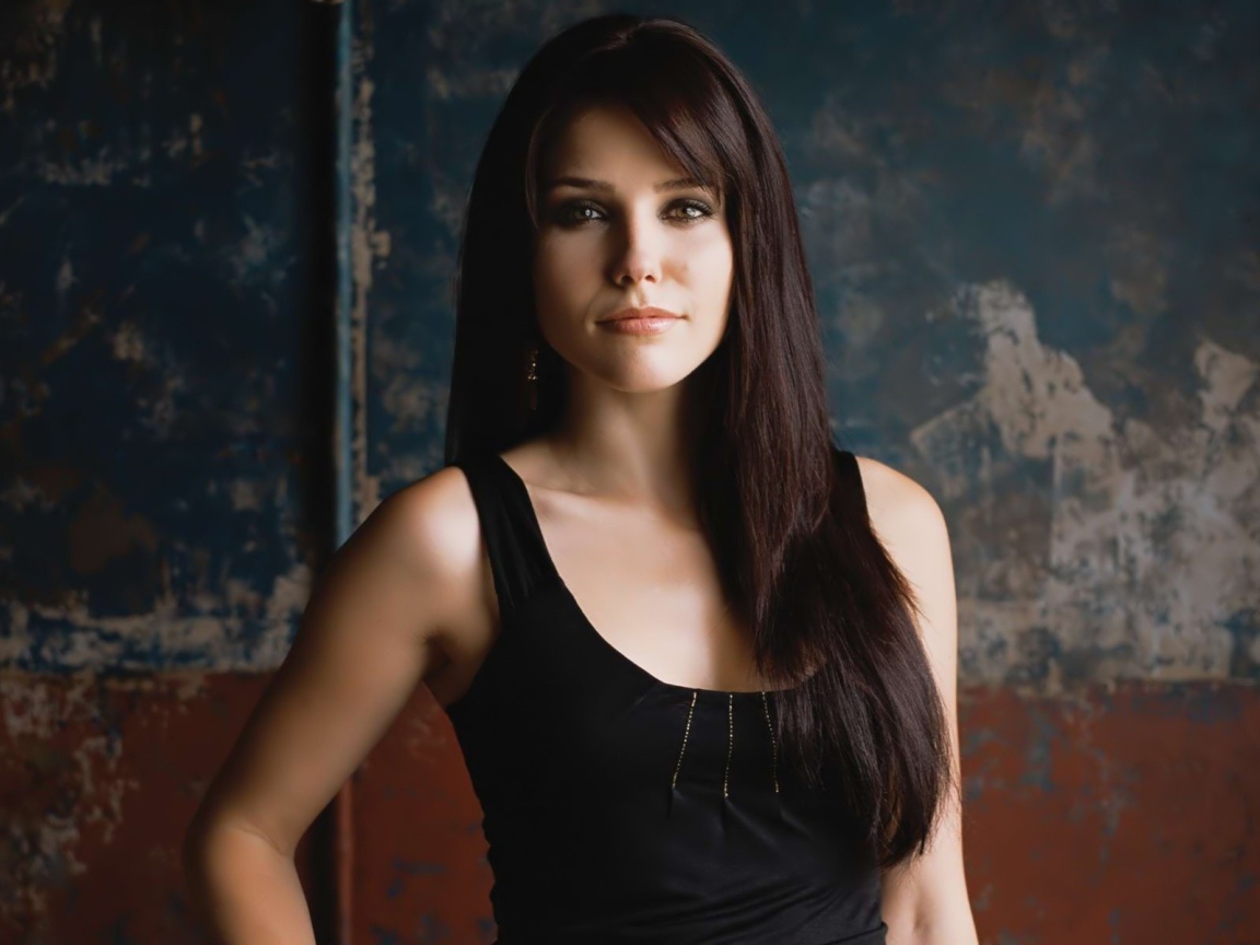 Модель брюнетка София Буш