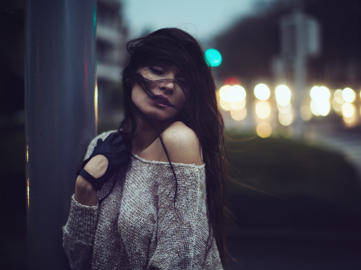 Брюнетка на ночной улице