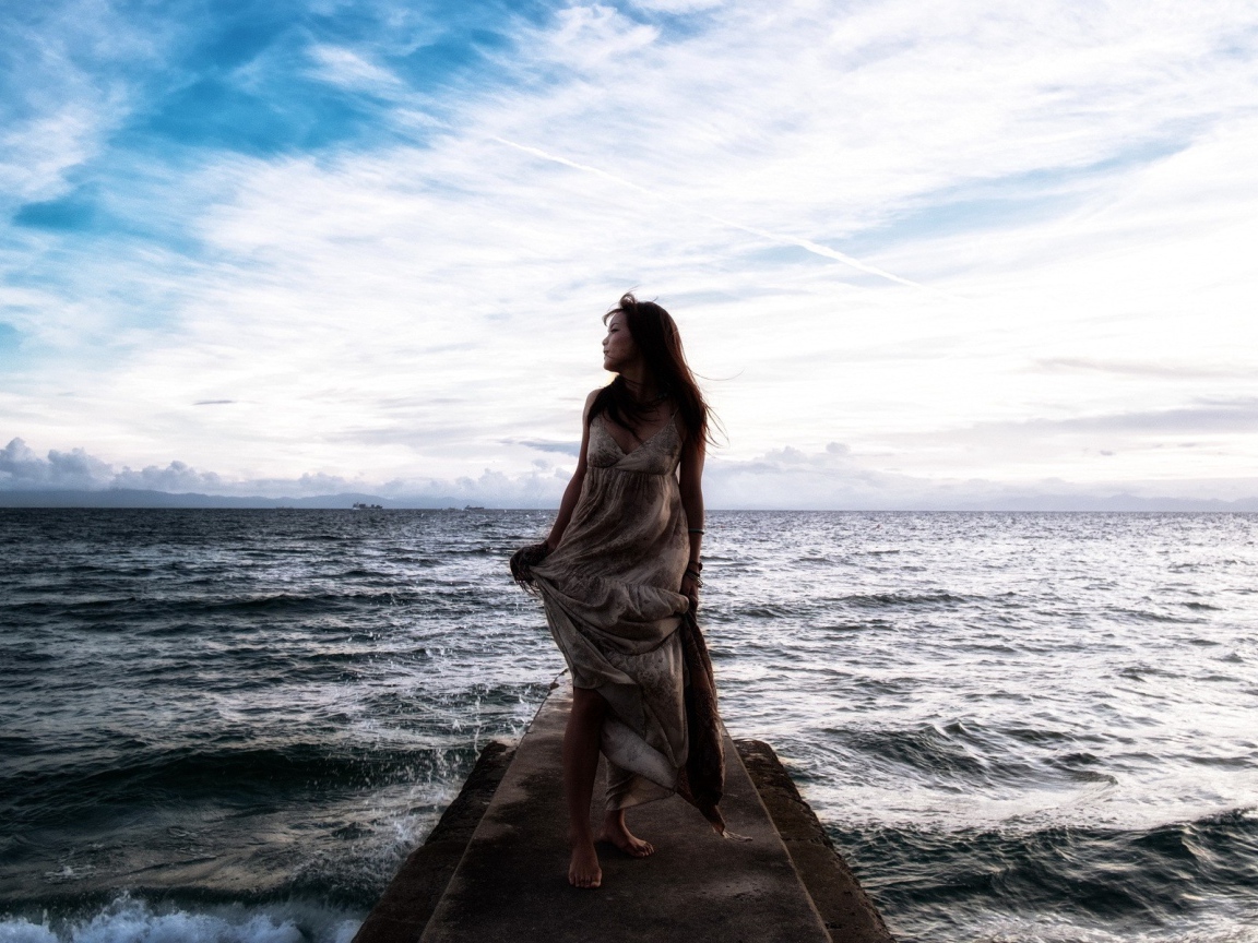 Спокойное море за спиной у девушки