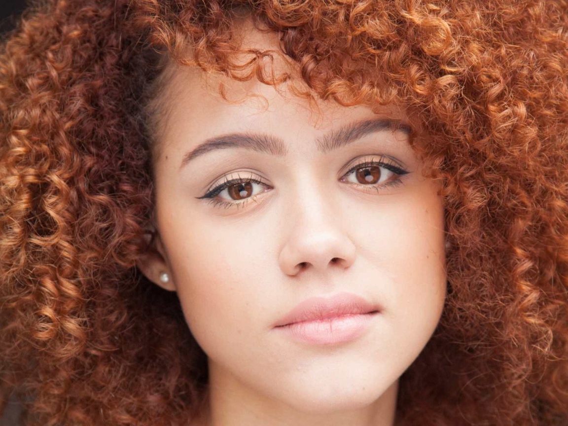 Кудри у рыжей девушки, модель