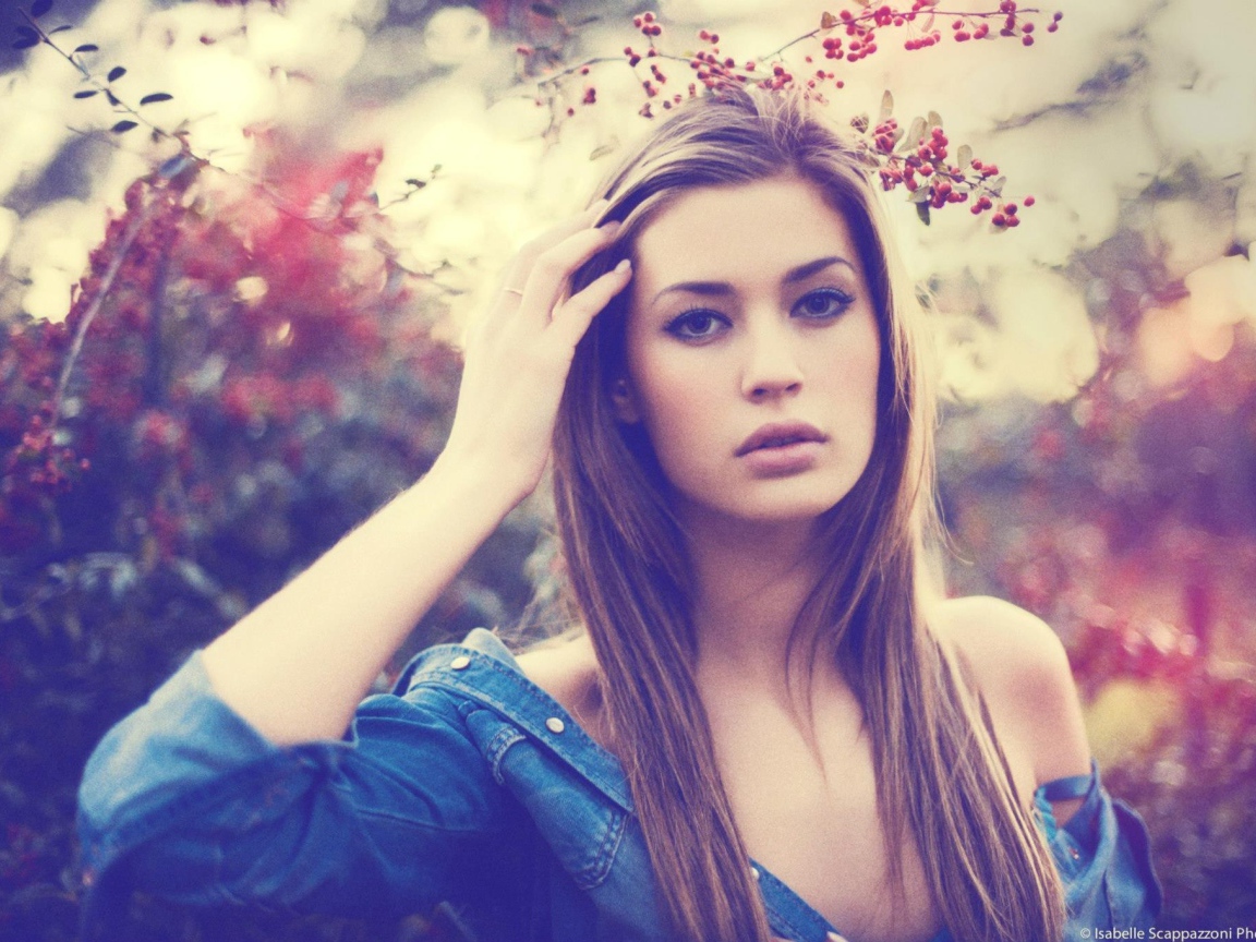 Милая брюнетка на фоне рябины