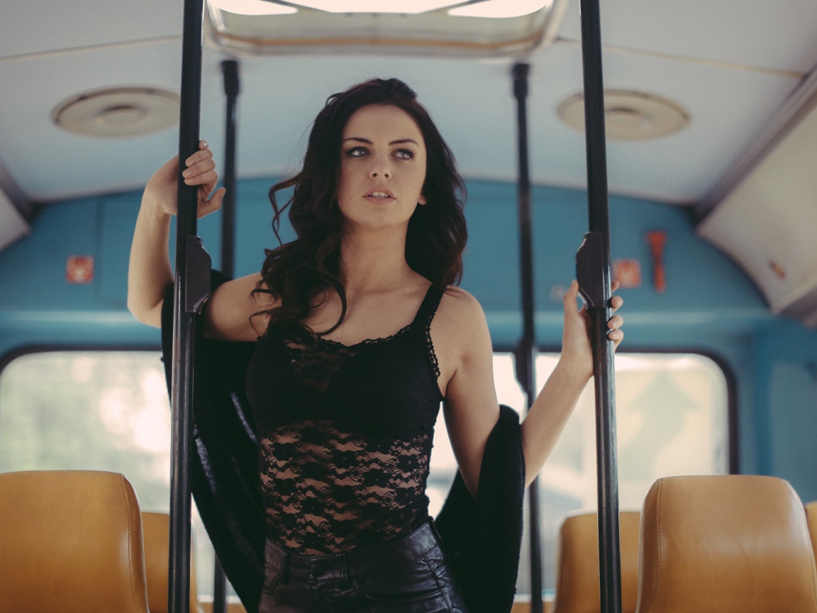 Милая девушка в автобусе