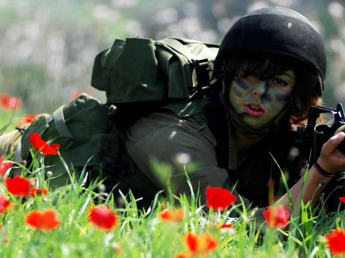 Женщина солдат в поле маков