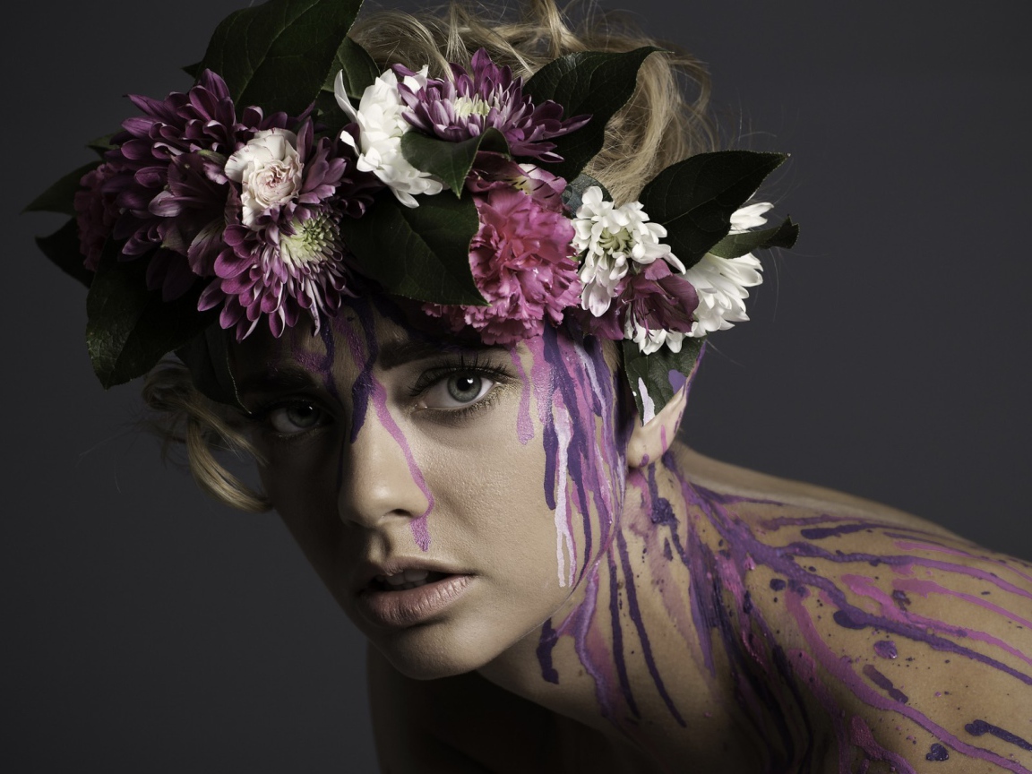 Цветочный венок на голове девушки и брызги краски по телу