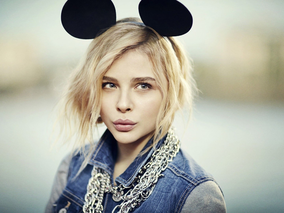 Забавные ушки у Хлои Грейс Моретц