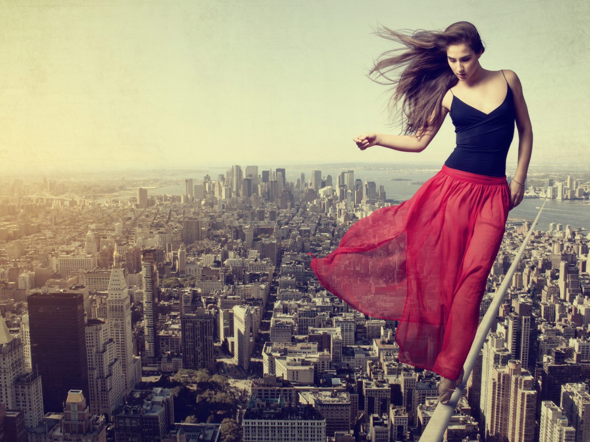 Девушка акробат над городом