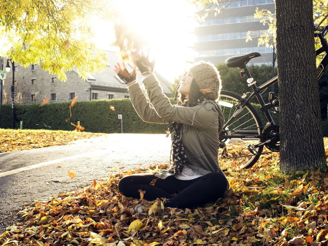 Девушка радуется осеннему солнцу