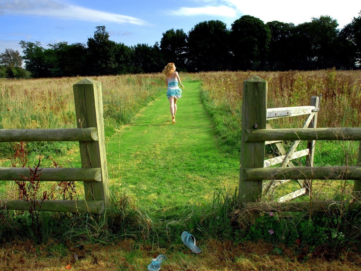Девушка идет по полю на ферме