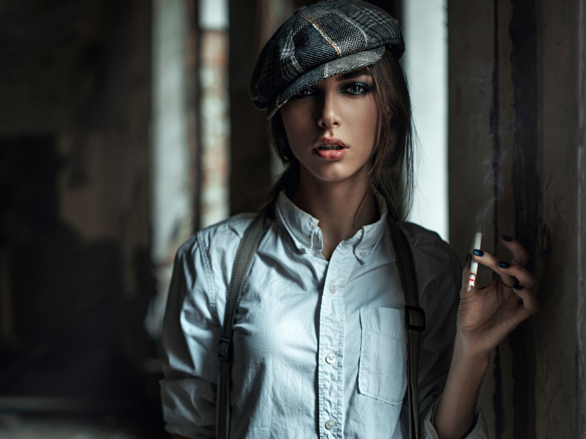 Девушка в берете курит сигарету