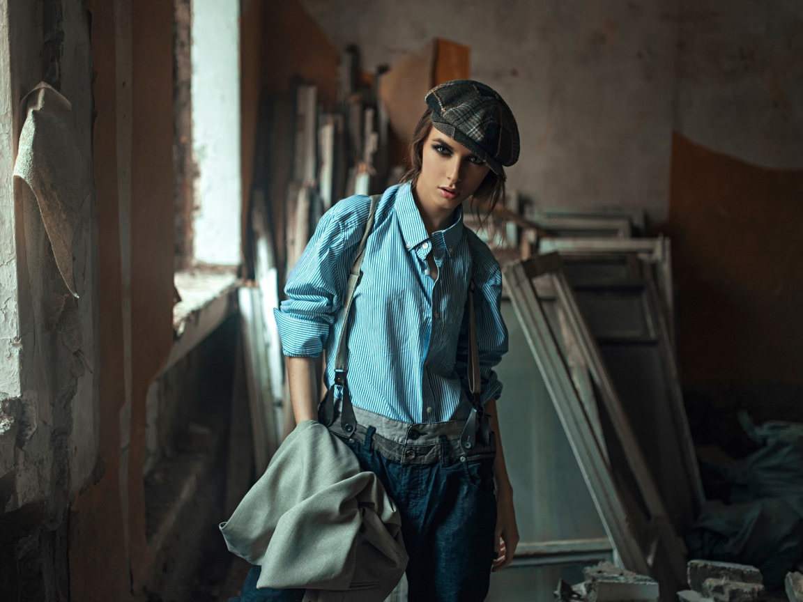 Девушка в берете стоит среди ремонта