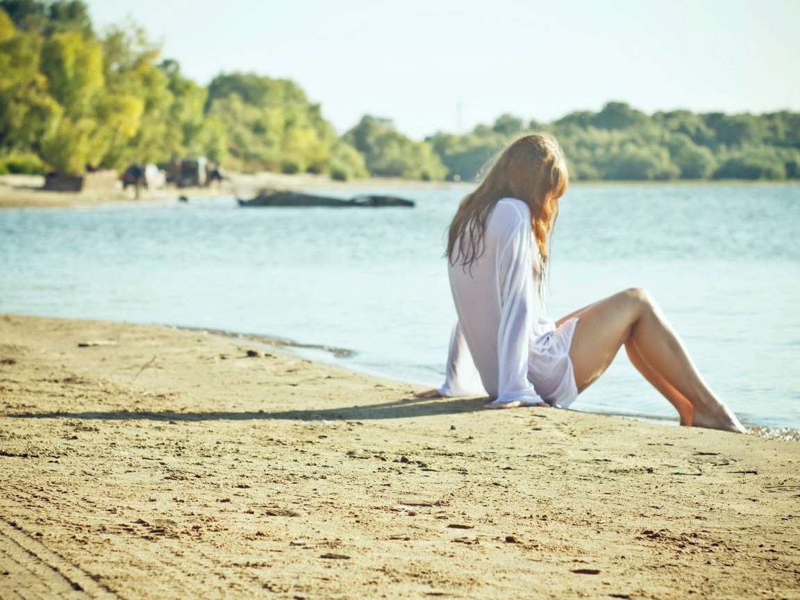 Девушка в белой рубашке на берегу